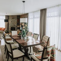 Много света